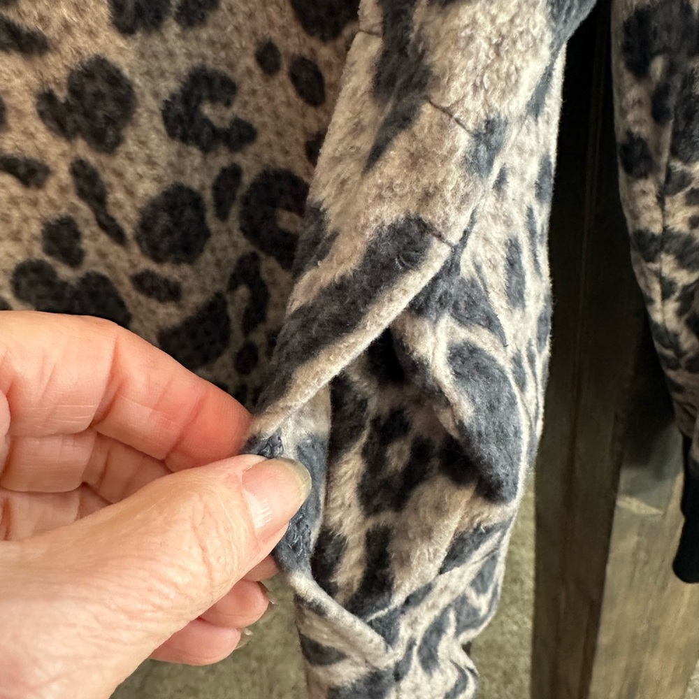 Simply Vera Vera Wang Leopard Print Pullover Sweater XL Cozy Pocket Sweatshirt - Picture 4 of 4